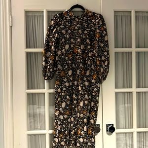 Gorgeous fall/winter dress very comfortable and has a very elegant look.